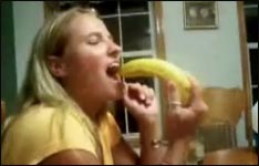 banane, schlucken, mund, tief