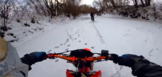 Motorrad Fluss Eis einbrechen