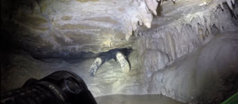Klaustrophobisches Höhlenklettern