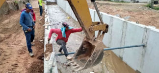 Bautrupp rettet Hund aus Bewässerungskanal