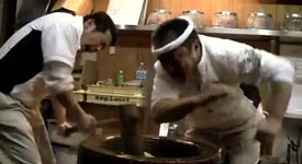 Teig verhauen in Japan, Famous Mochi Maker