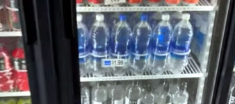Wasser in Wasserflasche gefriert sofort